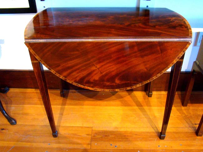 A magnificent late 18th or early 19th century mahogany HEPPLEWHITE Pembroke Table